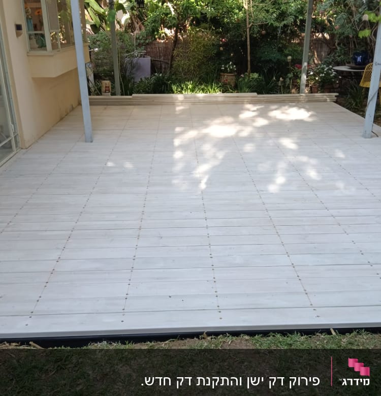 רצפת עץ בהירה בגינה עם עמודי מתכת